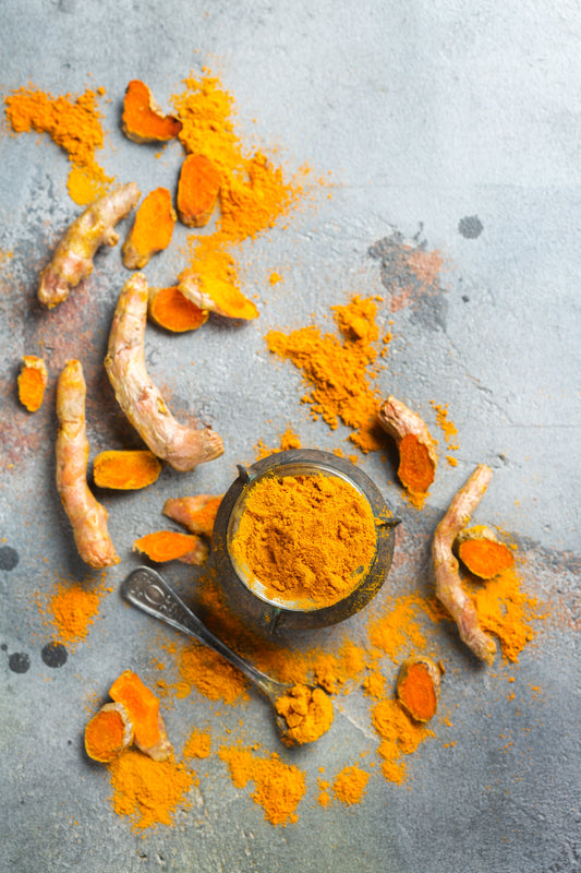 Cúrcuma/curcumina en el eje osteoarticular: evidencia clínica, rutas moleculares y cómo usarla con seguridad