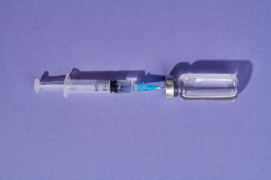 Semaglutida: qué es, cómo “habla” con tus hormonas y qué cambia cuando la usas